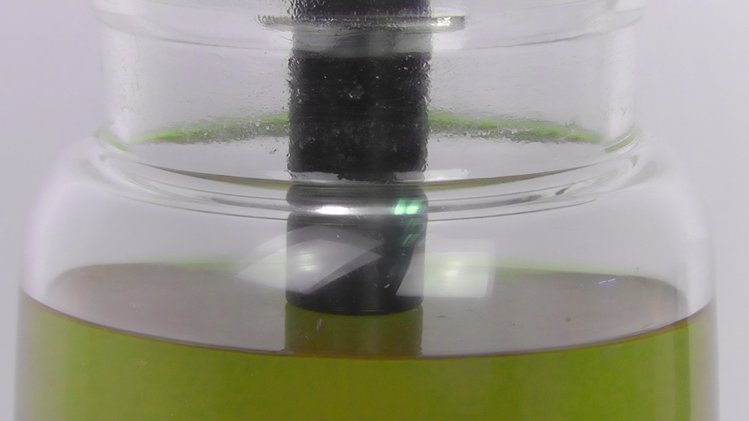The gel probe touching on the sample surface setting the distance at 0 mm